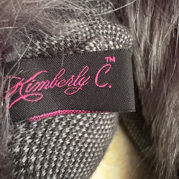 Elegant Women's Black and Gray Cape with Faux Fur Trim - Picture 3 of 3